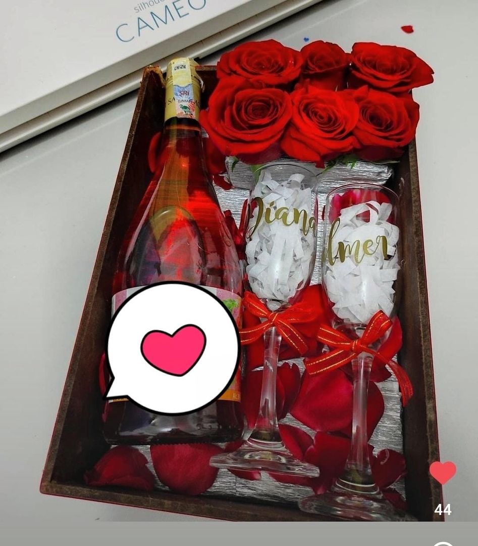 Botella con copas y rosas 