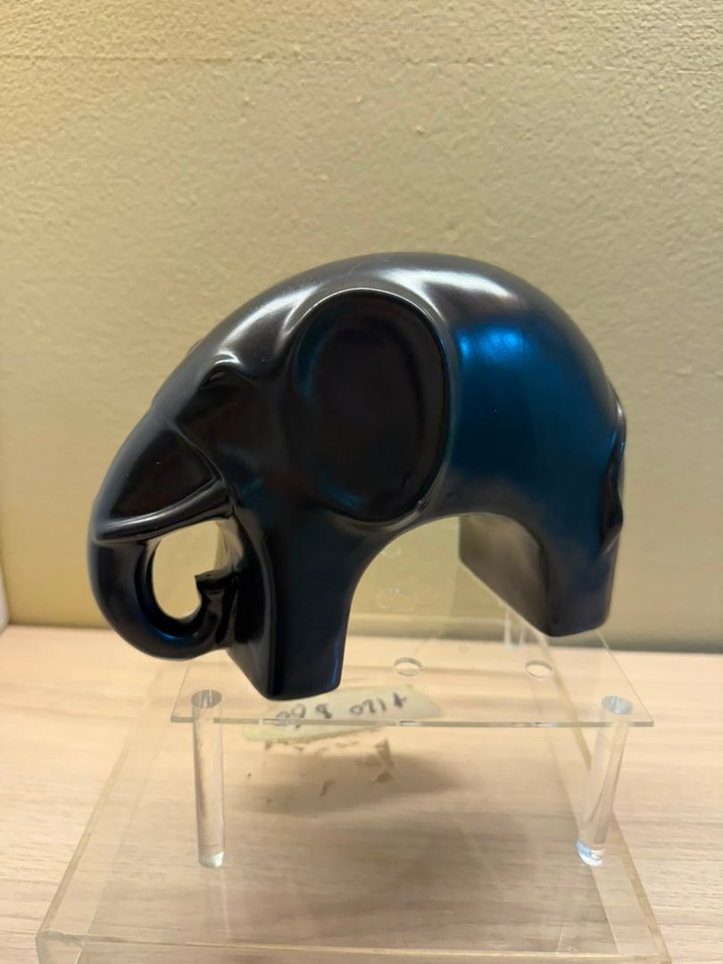 ELEFANTE NEGRO DE POLIRECINA