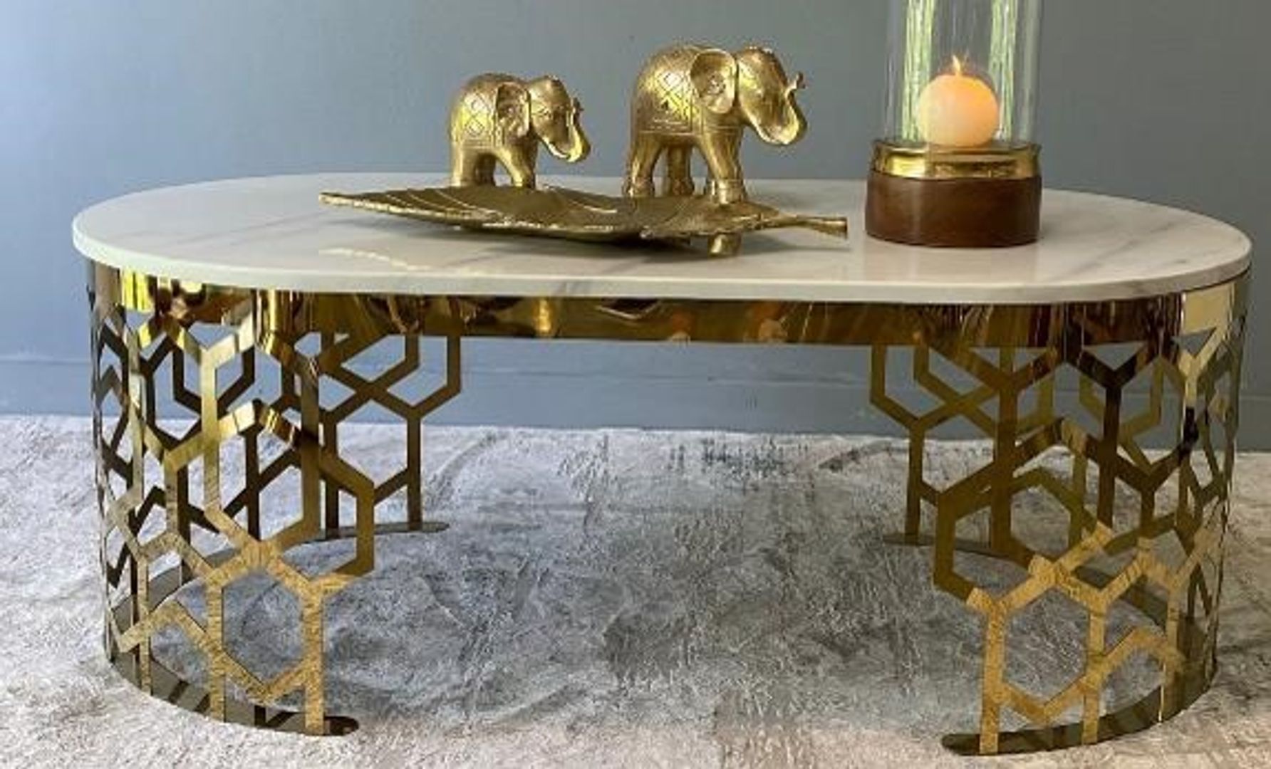 Mesa dorada en acero y marmol