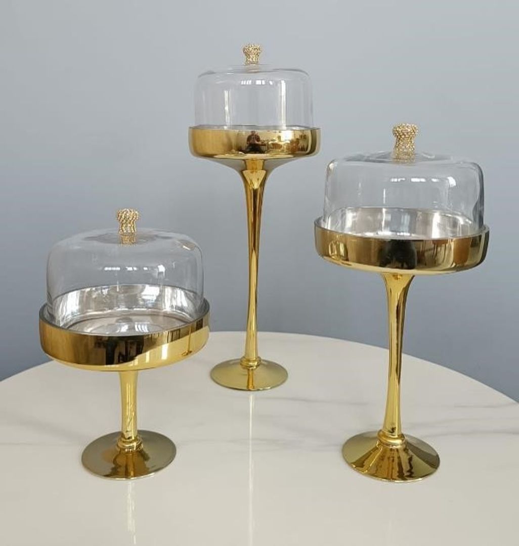 Bases para pasteles doradas con capelo de cristal.