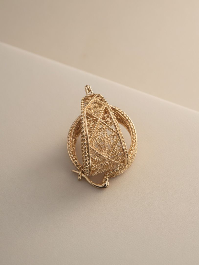 Pendientes de aro dorados con filigrana floral elegante.