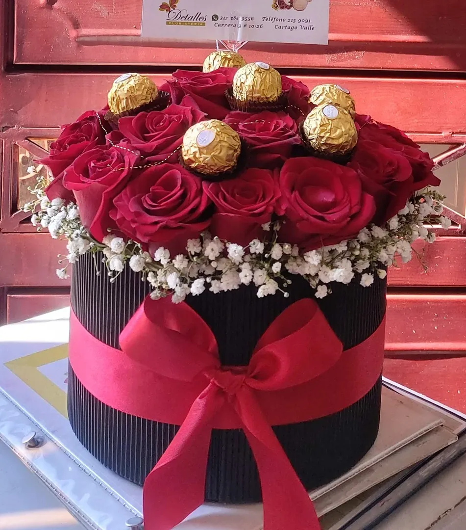 caja rosas mediana aproximadamente 24 rosas mas 6 ferrero, 
