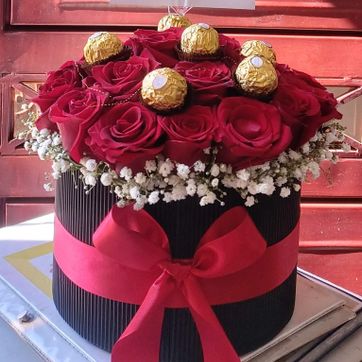 Imagen del producto caja rosas mediana aproximadamente 24 rosas mas 6 ferrero, 