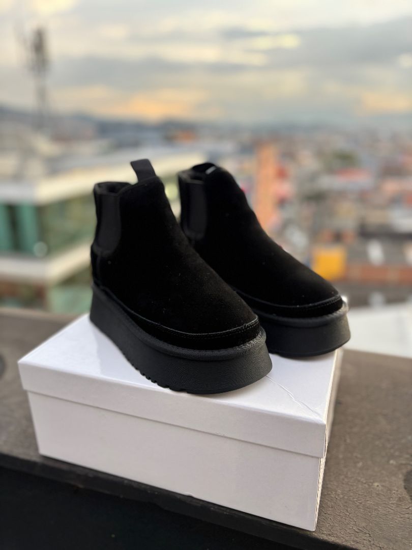 BOTA ALTA TIPO UGG.