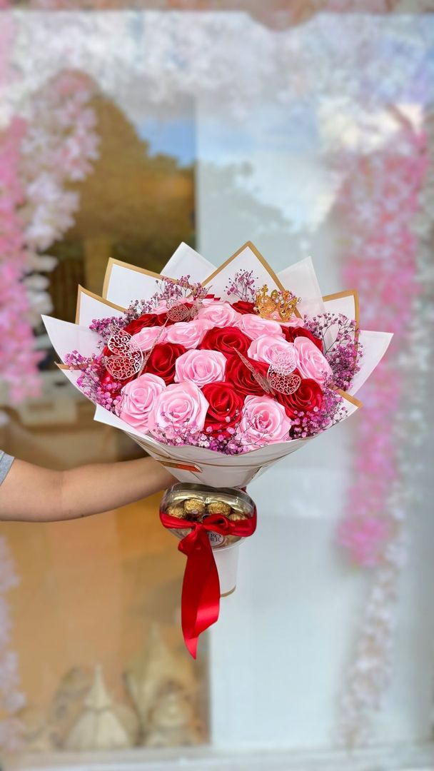 Bouquet x 25 rosas y chocolates