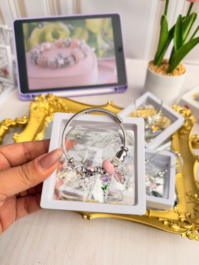 Pulsera tipo Pandora en caja 
