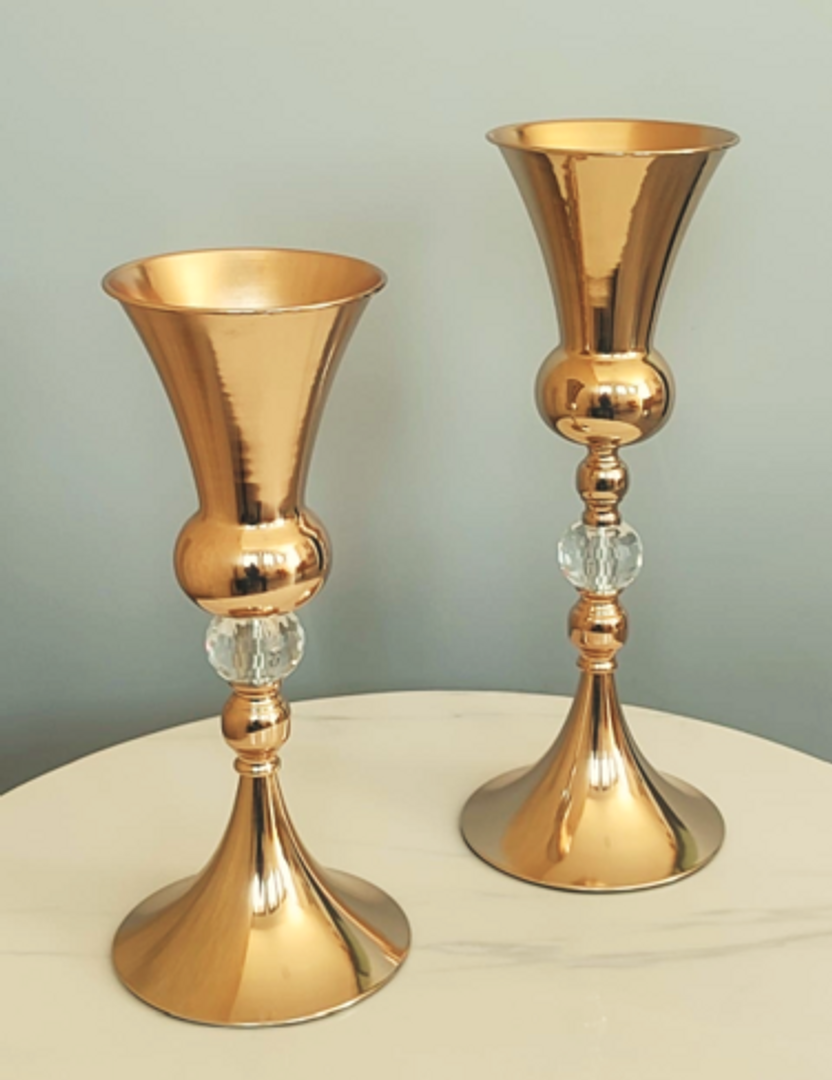 Bases para flores dorada en metal.