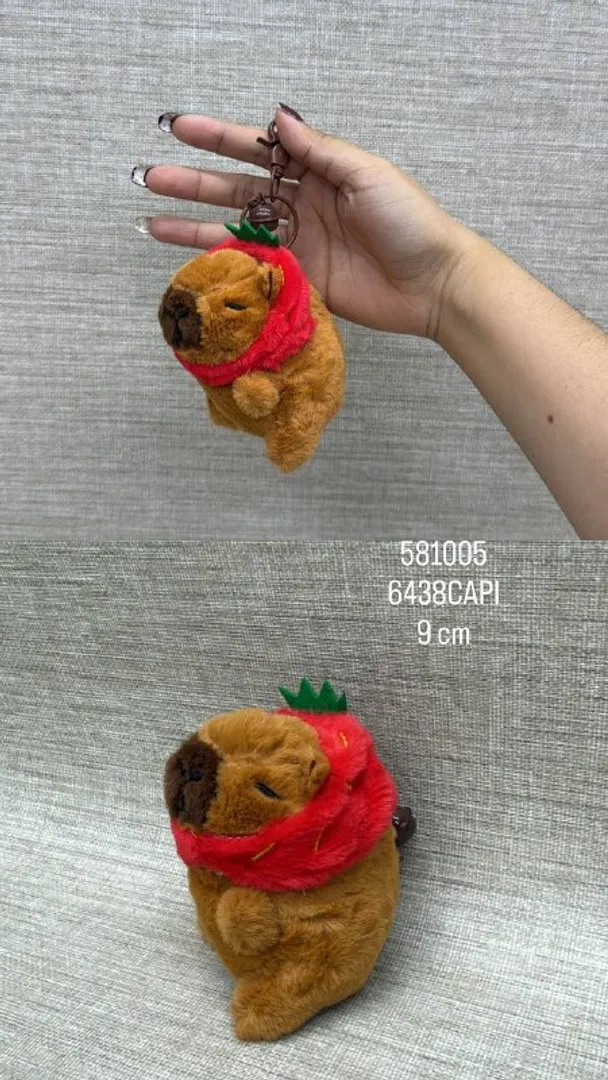 LLAVERO DE CAPIBARA CON  GORRO DE FRESA