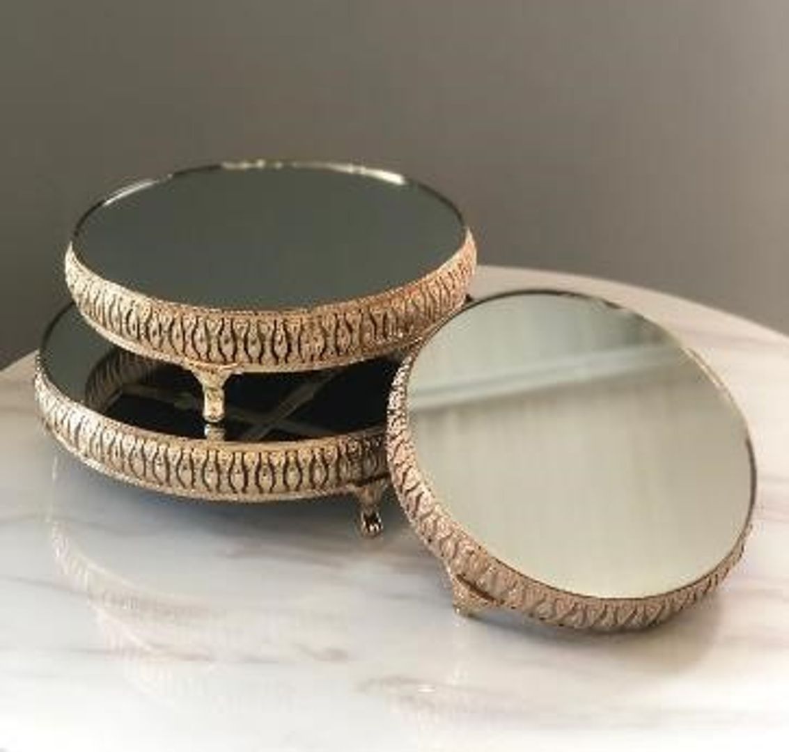 Set de tres bases en metal color dorado con espejo