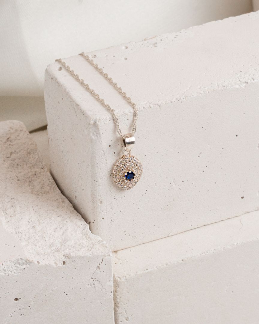 Cadena con dije Blue Eyes