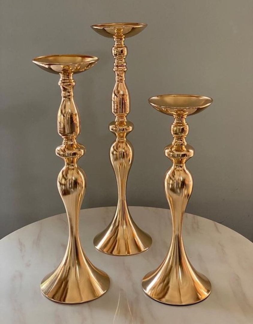 bases para flores dorada en metal.