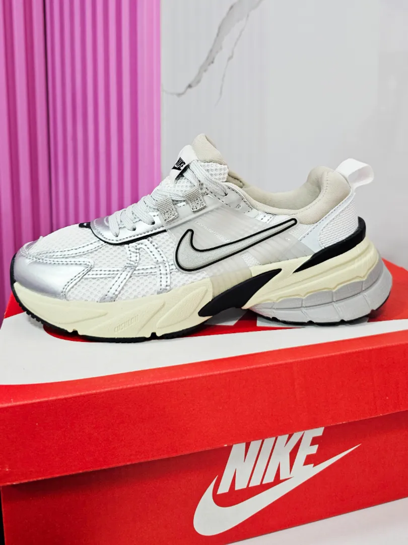 NIKE V2K RUN PLATEADAS