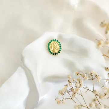 Imagen del producto DIJE PEQUEÑO DE VIRGEN CON PIEDRAS VERDES