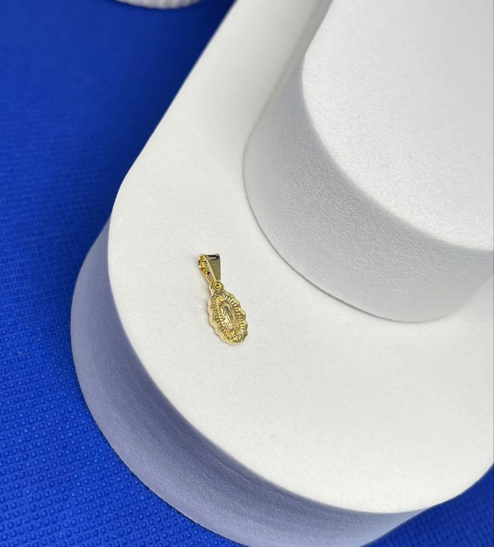 Dije virgen guadalupe pequeña 1.7cm tallada