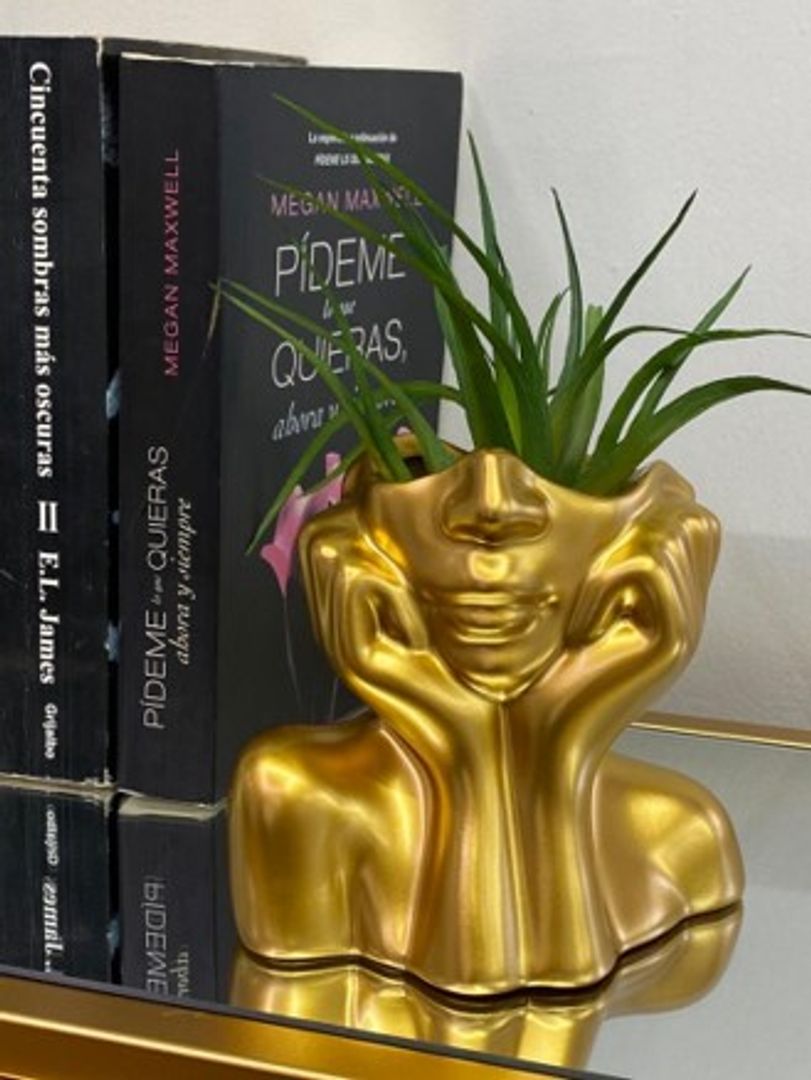 Adorno de resina dorado