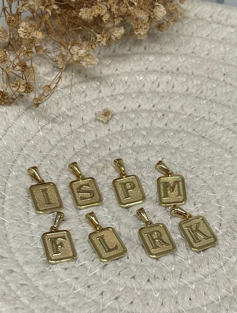 Dije letra placa diamantada