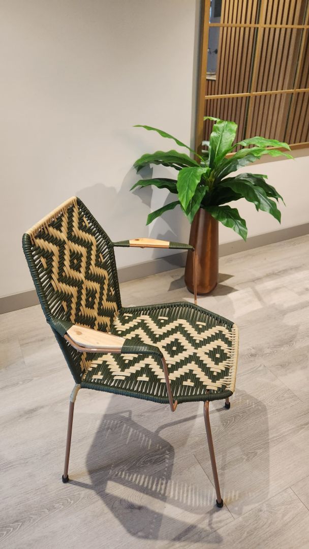 SILLA CON BRAZOS DE MADERA