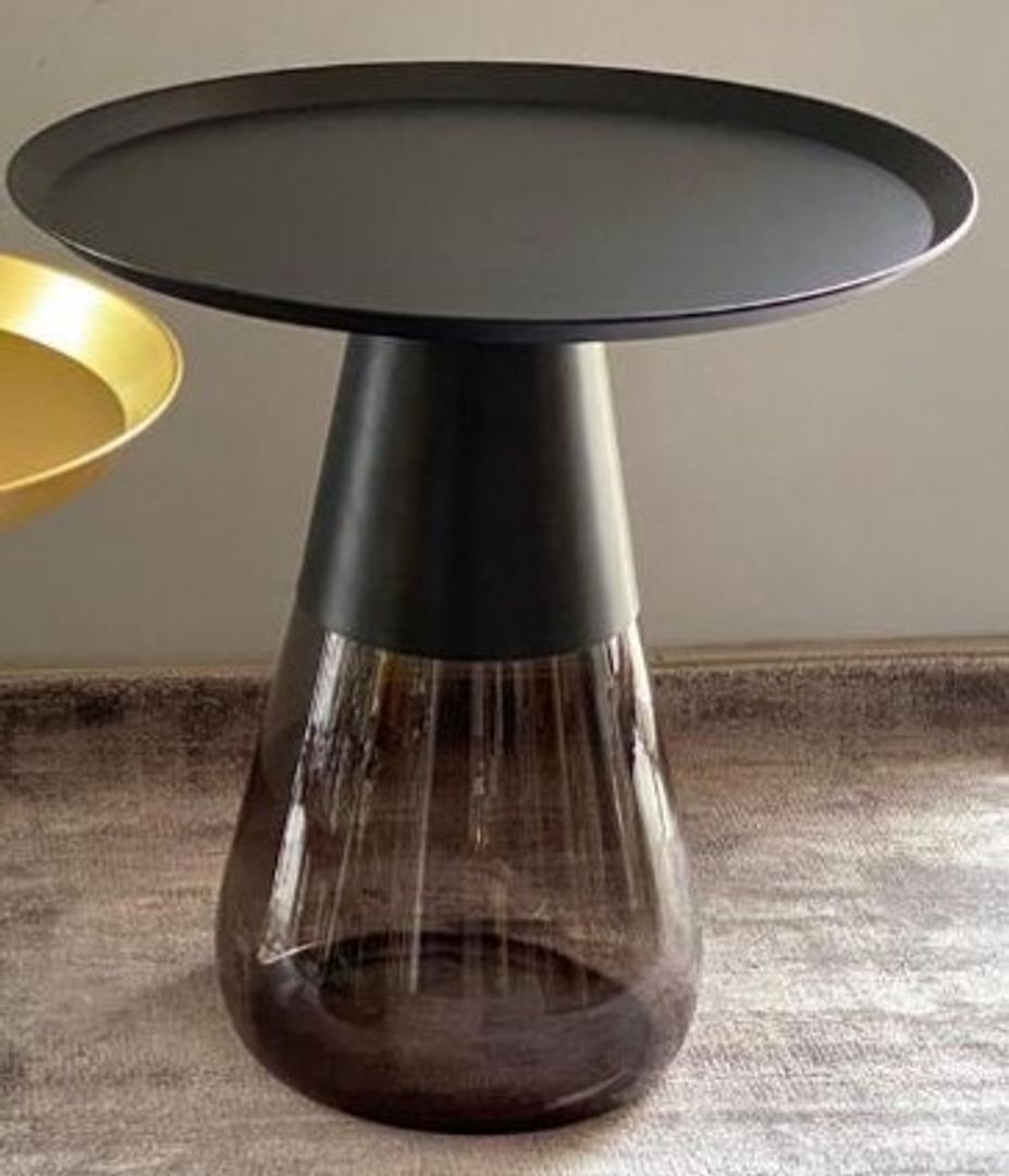 MESA EN METAL NEGRO Y VIDRIO NEGRO