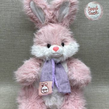 Imagen del producto CONEJA ROSADA CON BUFANDA 55 CM