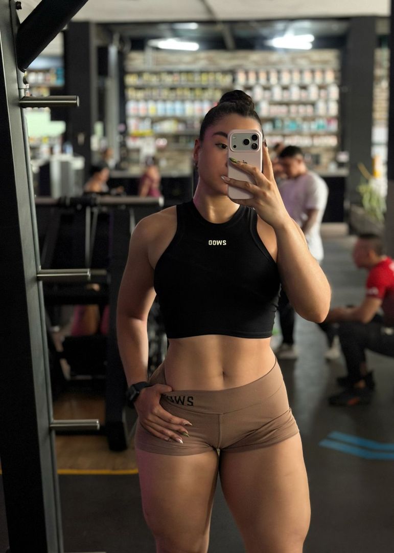 SET CROP TOP NEGRO + BOOTY SHORT MOKA