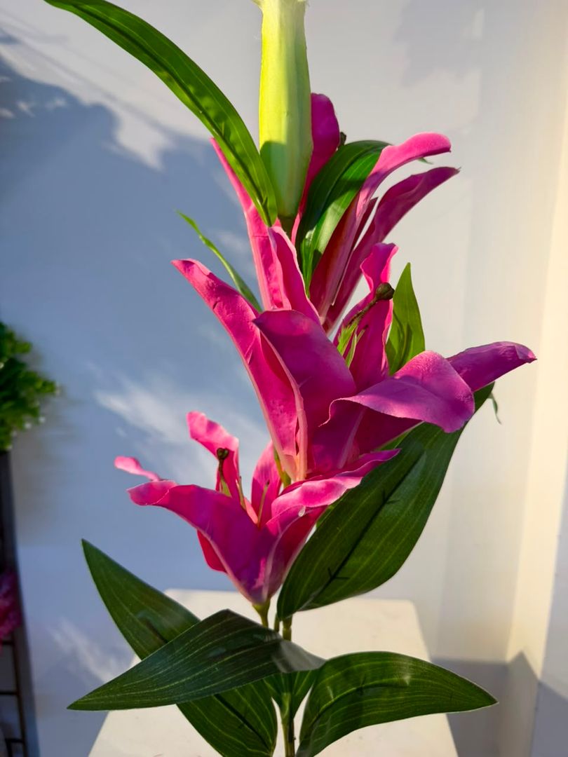 LIRRIO EN VARA 3 FLORES Y BOTON MORADO