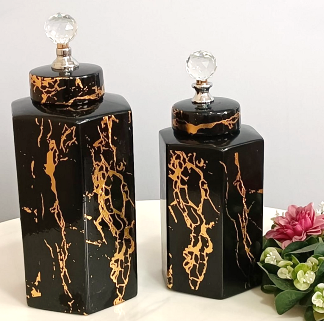 Anforas cerámicas en dorado con negro