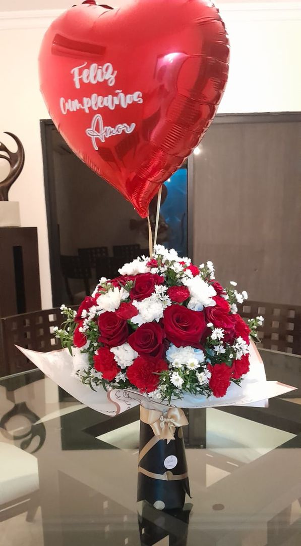 botella de vino decorada