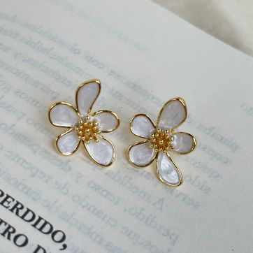 Imagen del producto Arete flor blanca 