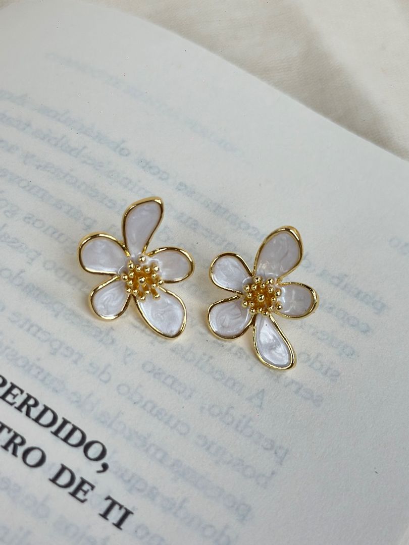 Arete flor blanca 