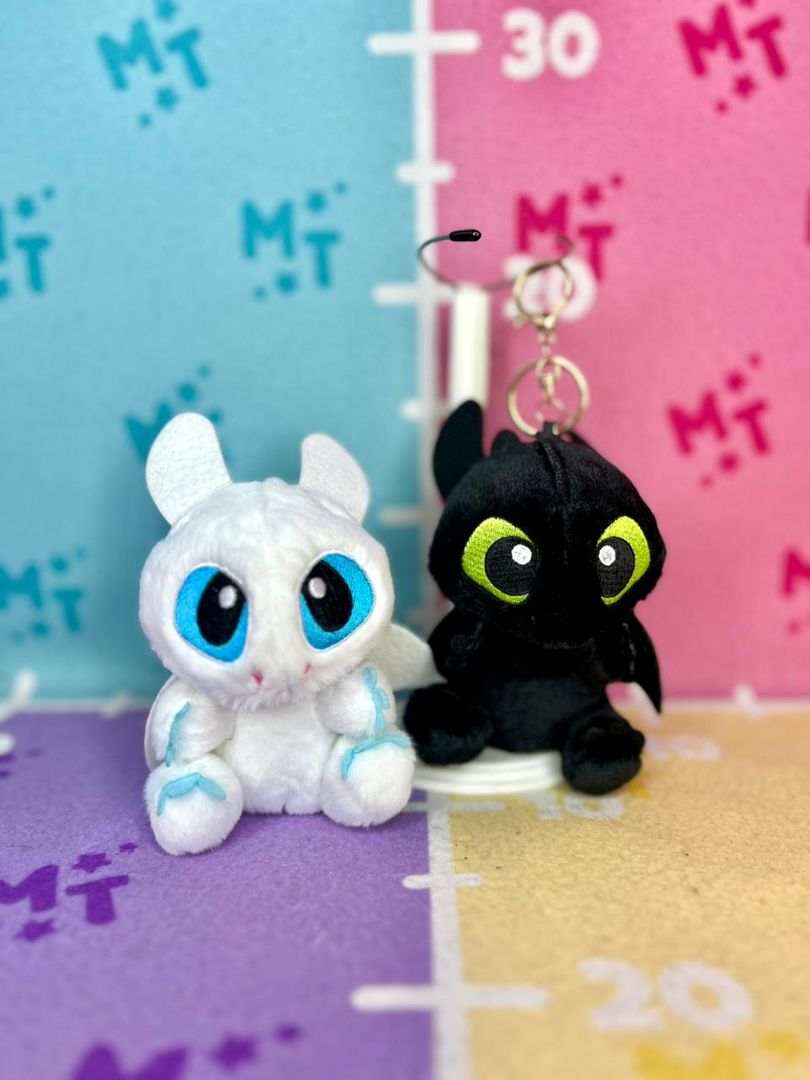 Llavero chimuelo y furia sentado