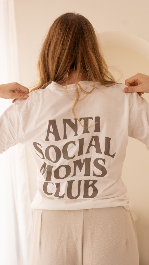ANTI SOCIAL MOM