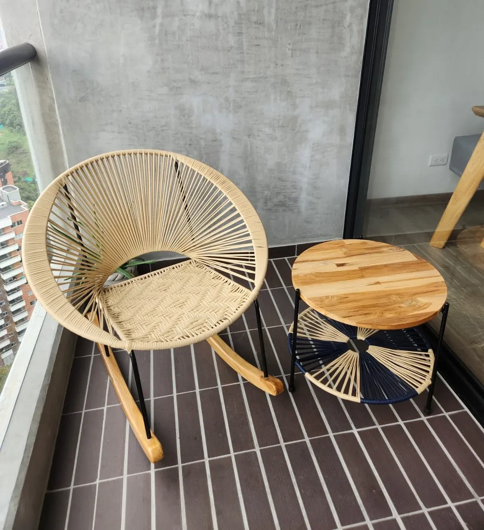 Mesa auxiliar en teca