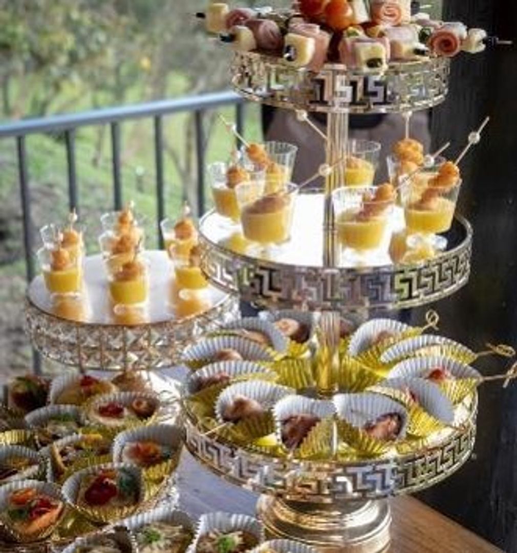 Set de tres bases en metal color plateado con espejo