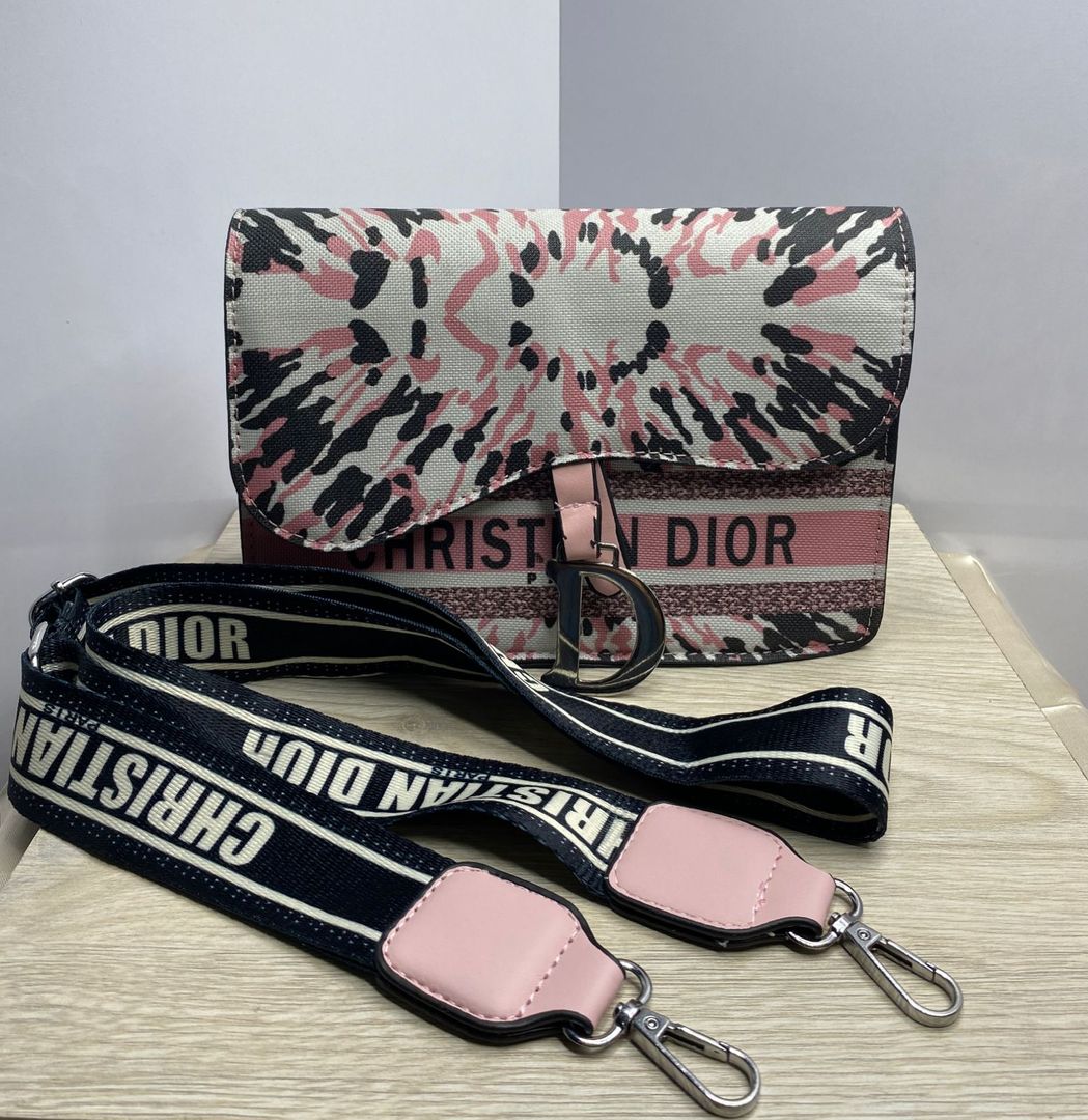 Bolso de lujo rosado con blanco y negro 