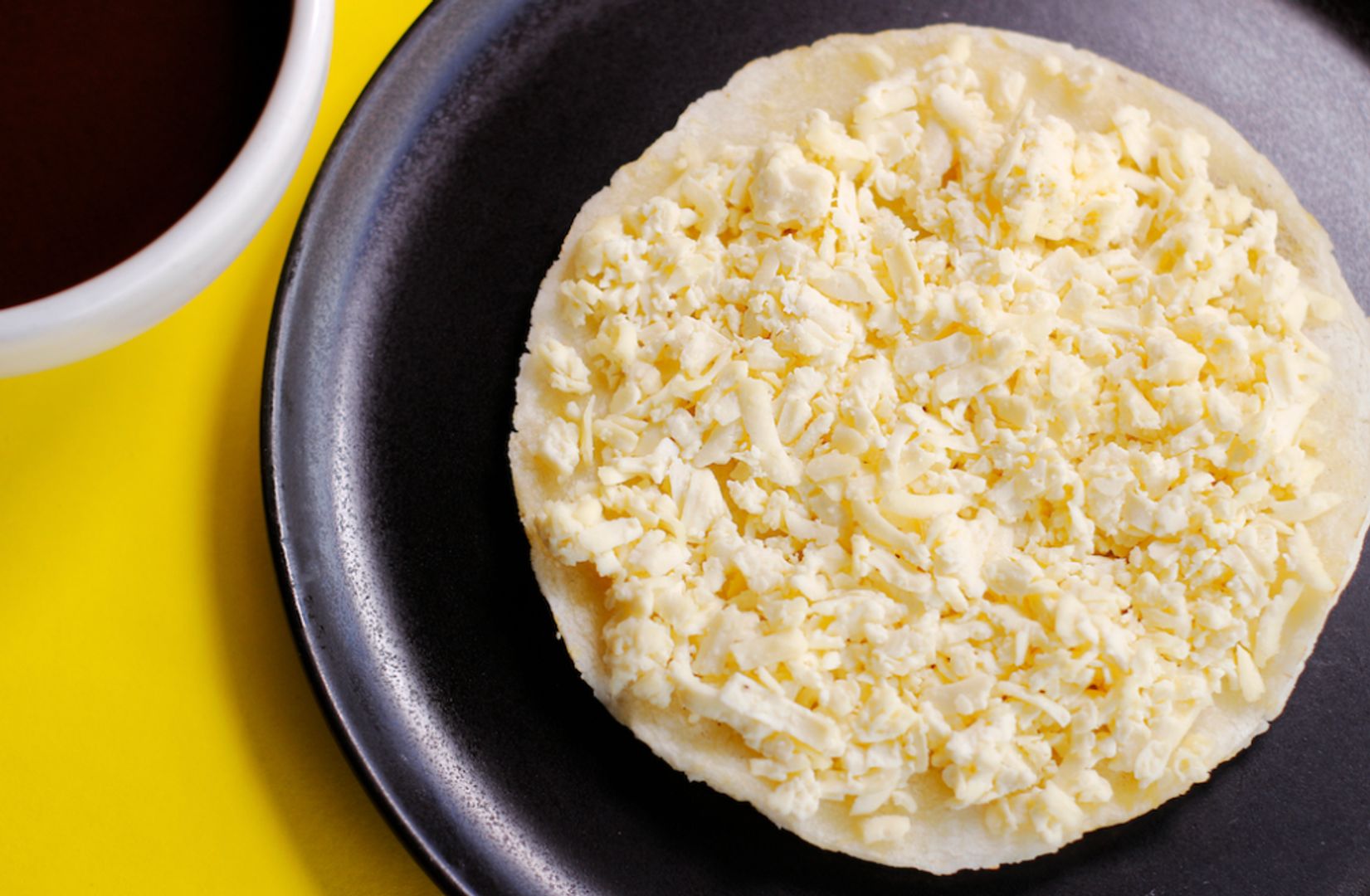 Arepa con Queso Rallado