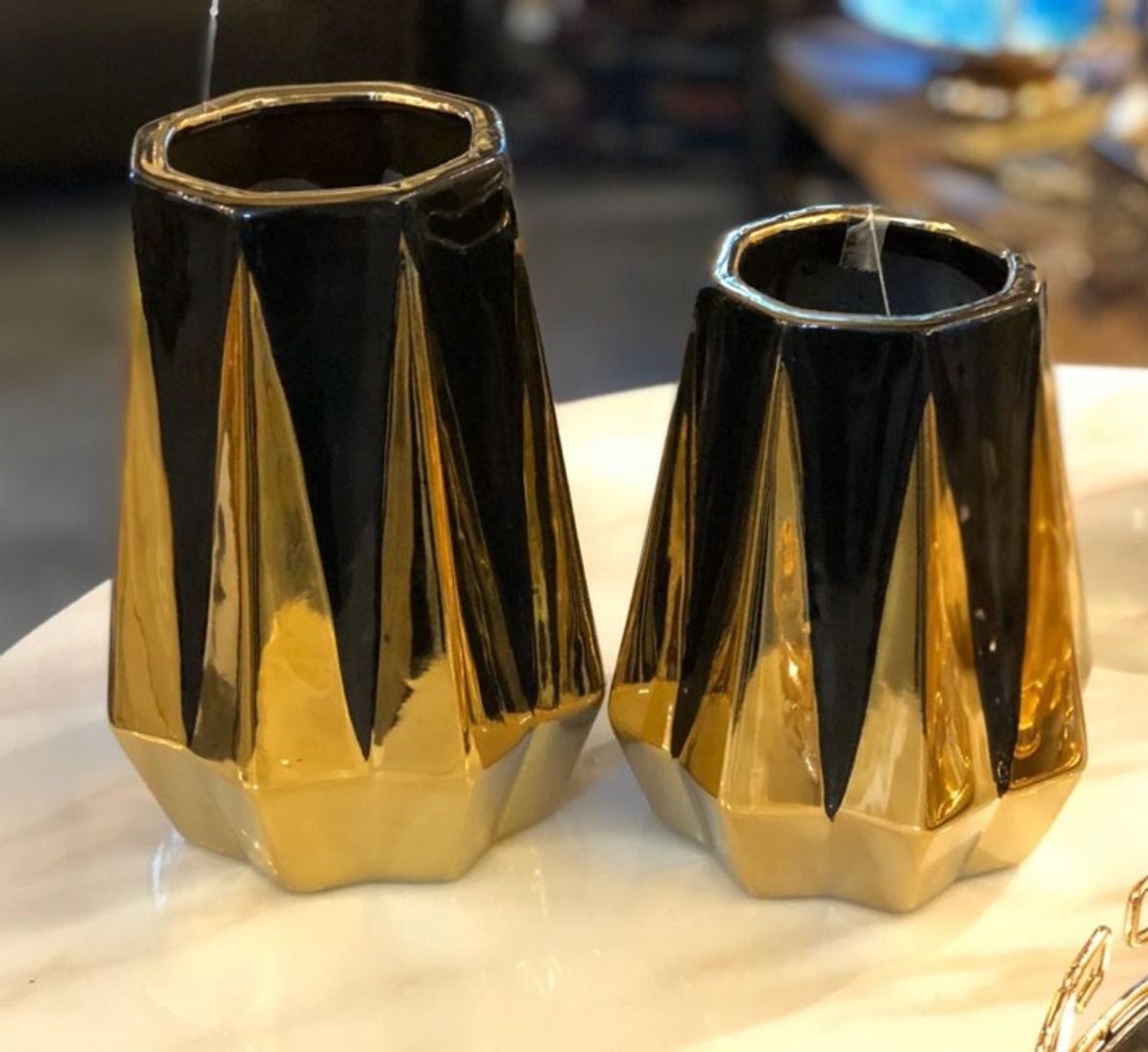 Floreros dorados en cerámica.