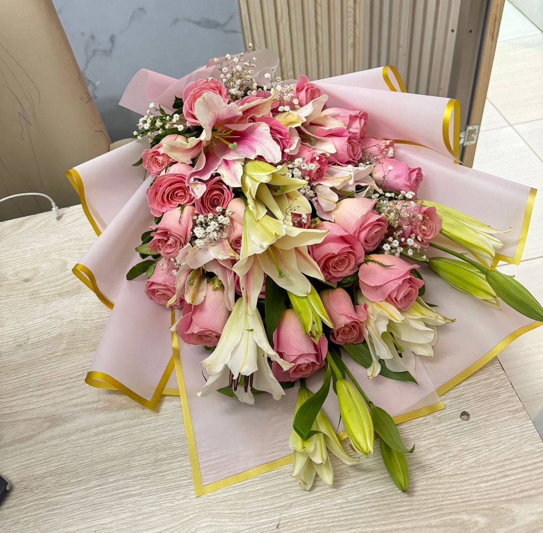 Rosas con lirios
