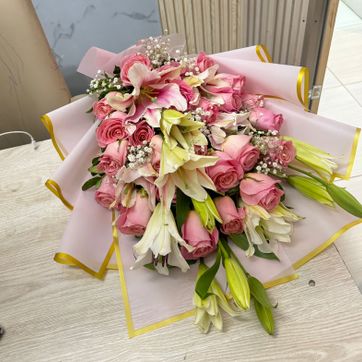 Imagen del producto Rosas con lirios