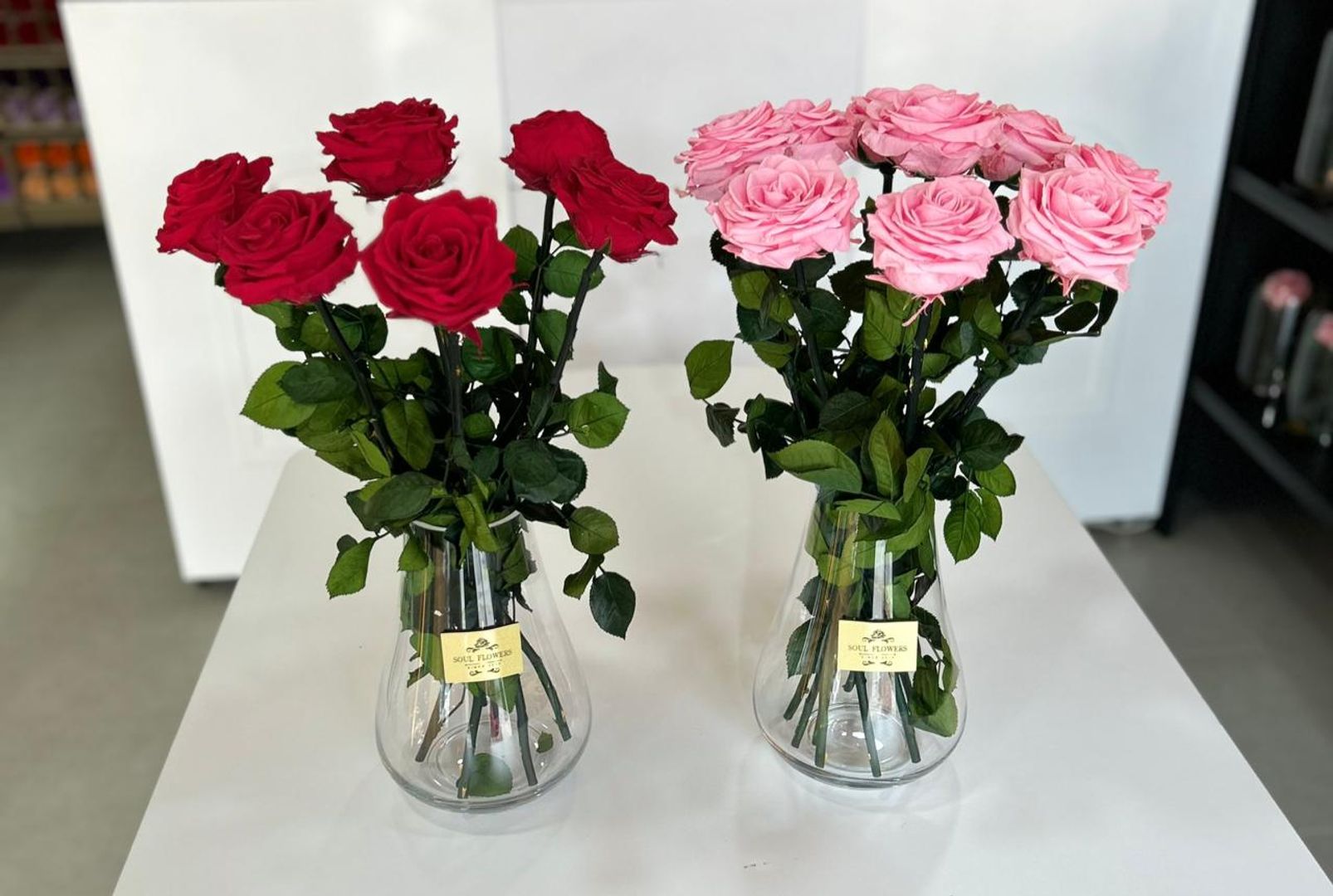 FLORERO CON ROSAS PRESERVADAS