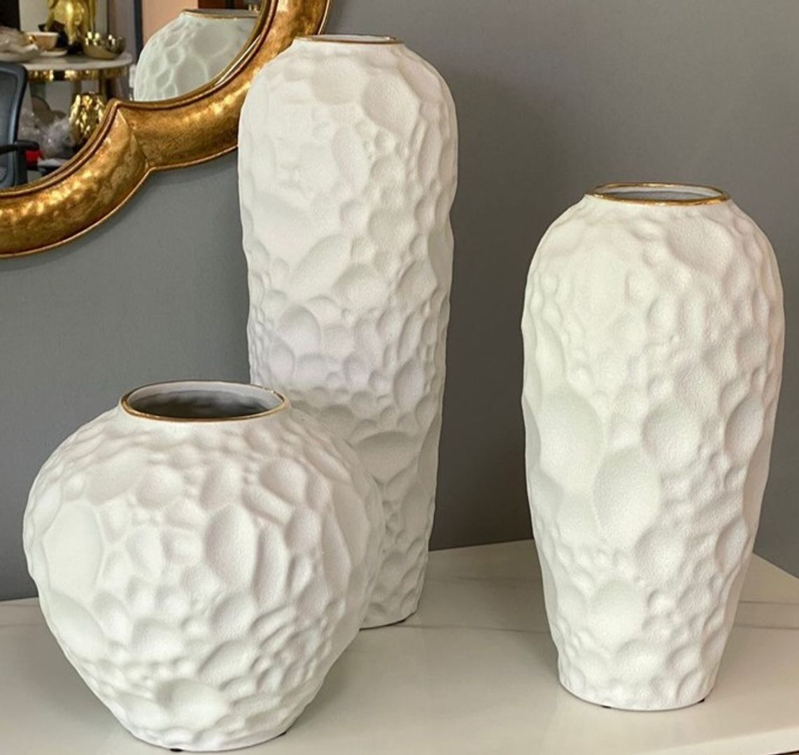 Floreros blancos en cerámica.