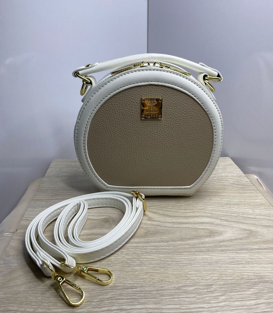 Bolso blanco con beige, negro con blanco y negro 