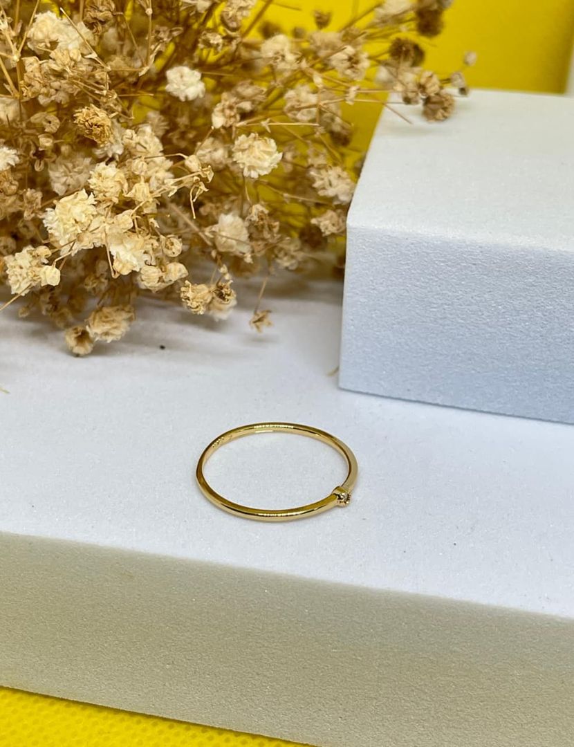 Anillo liso delgado micro circon redondo