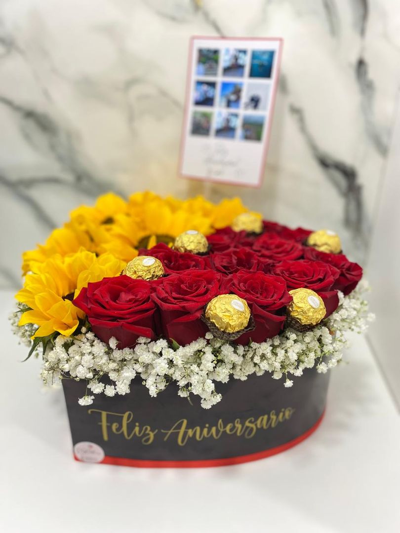 Corazon con rosas, girasoles y chocolates 