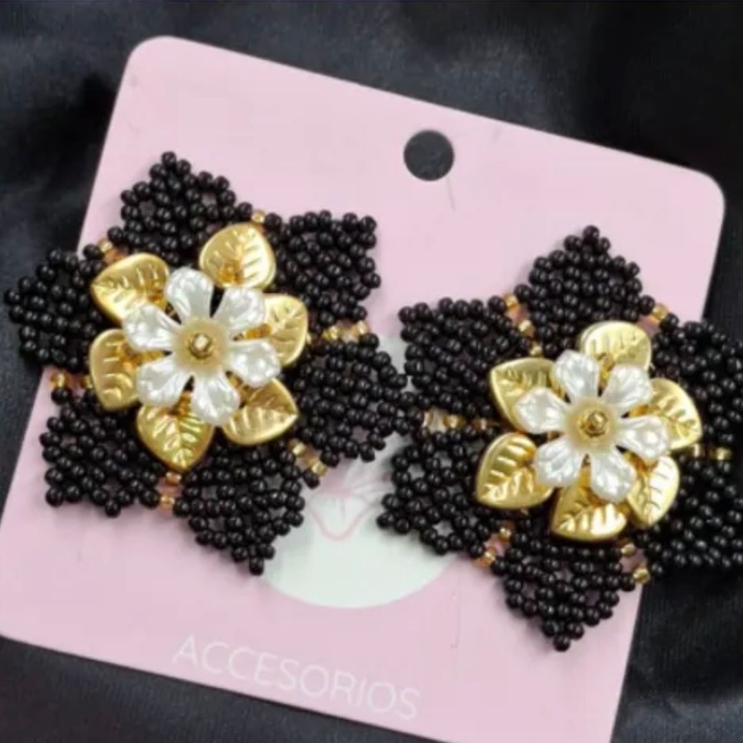 ARETA TEJIDA FLOR PEQUEÑA