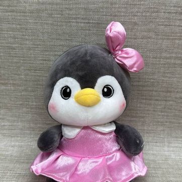 Imagen del producto Pinguino con vestido rosa y moño de 21 cm 