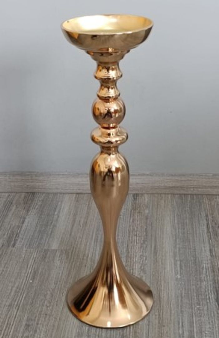 Base para flores dorada en metal.