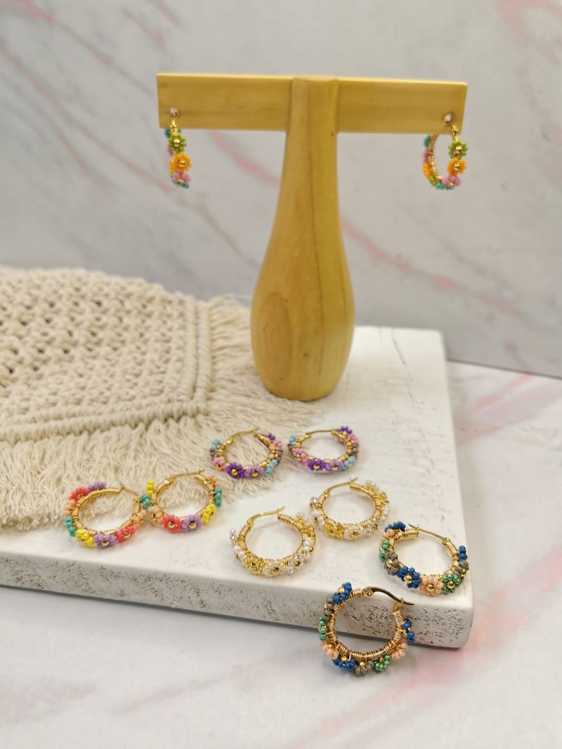 Candongas medianas en mostacilla de flor