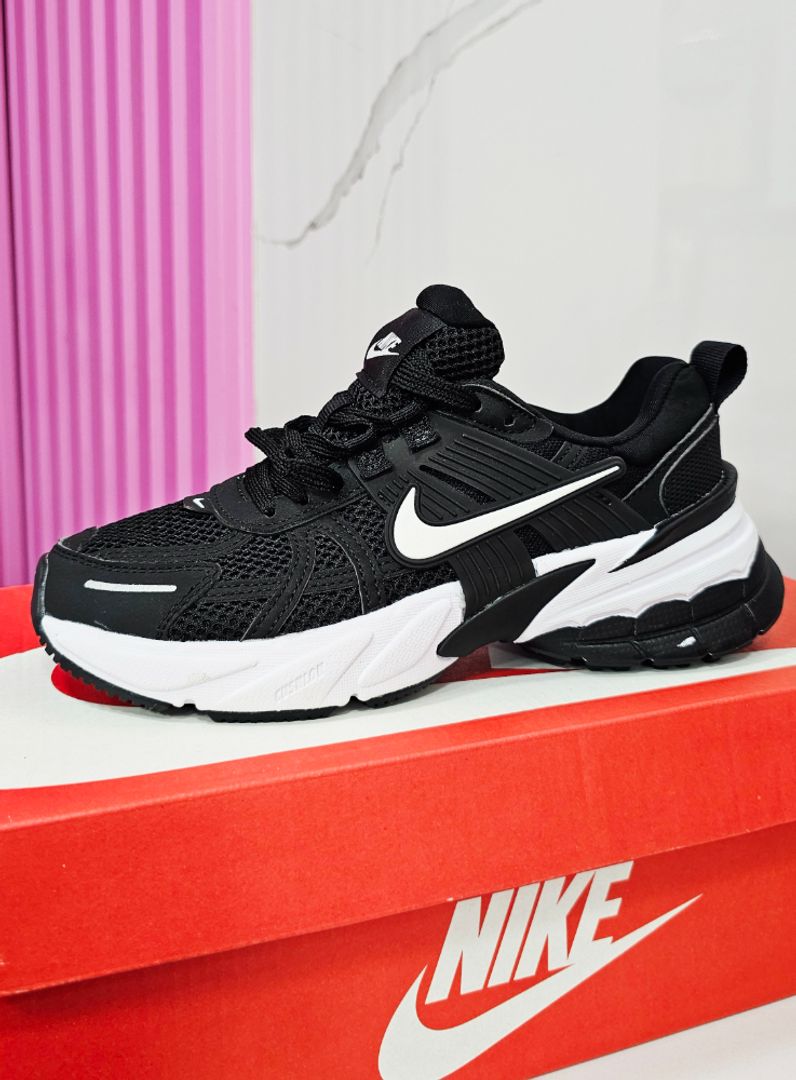 NIKE V2K RUN NEGRAS