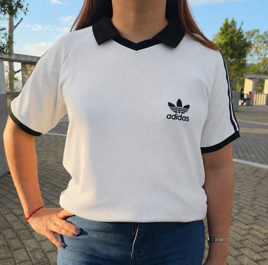 Camisa Adidas clásica Woman 
