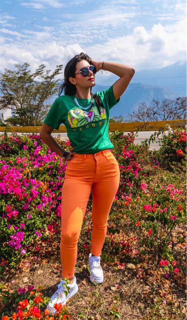 CAMISETA CON ACCESORIO DE LUJO